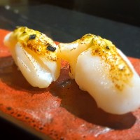 Nigiri Vieira emulsionada con raíz de wasabi (aburi) 